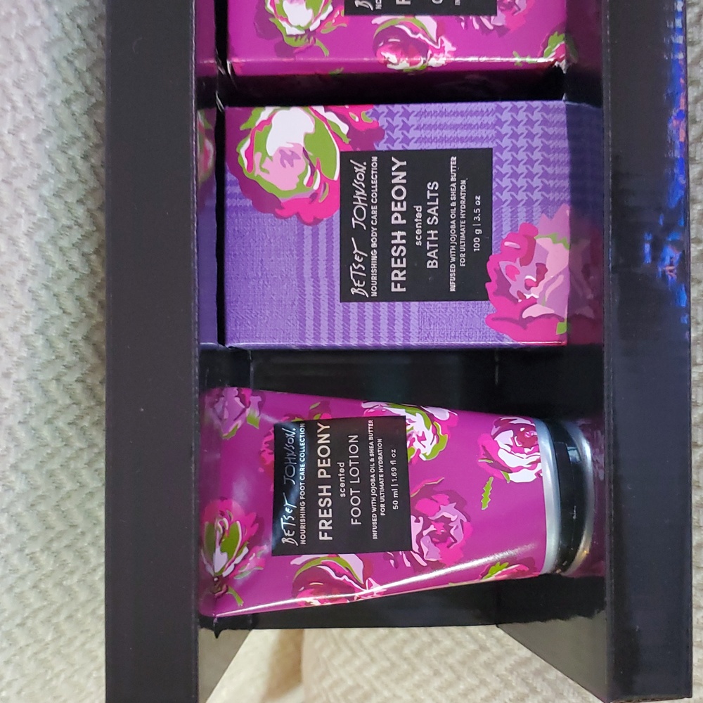 Betsey Johnson 4 Piece Bath & Body Bundle - Picture 2 of 7
